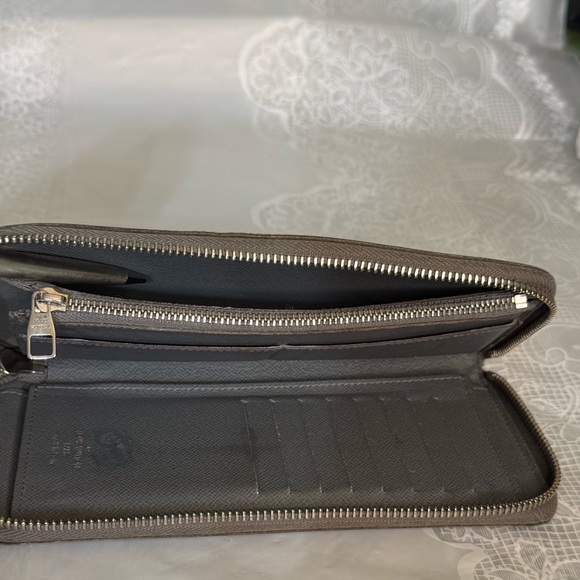 Authentic LOUIS VUITTON Taiga Zippy Long Wallet - Picture 9 of 12